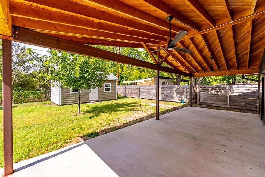 Building Photo - 1601 Cloverleaf Dr