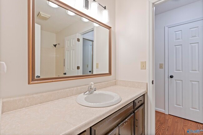 Building Photo - 2031 Woodlawn Dr SW