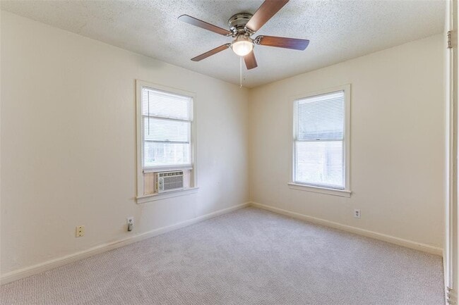 Building Photo - 1902 Pasadena Dr