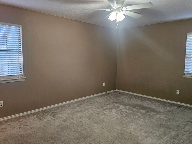 Building Photo - 306 Elfen Glen St