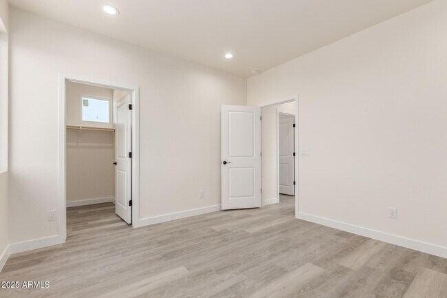 Building Photo - 957 E Desert Dr