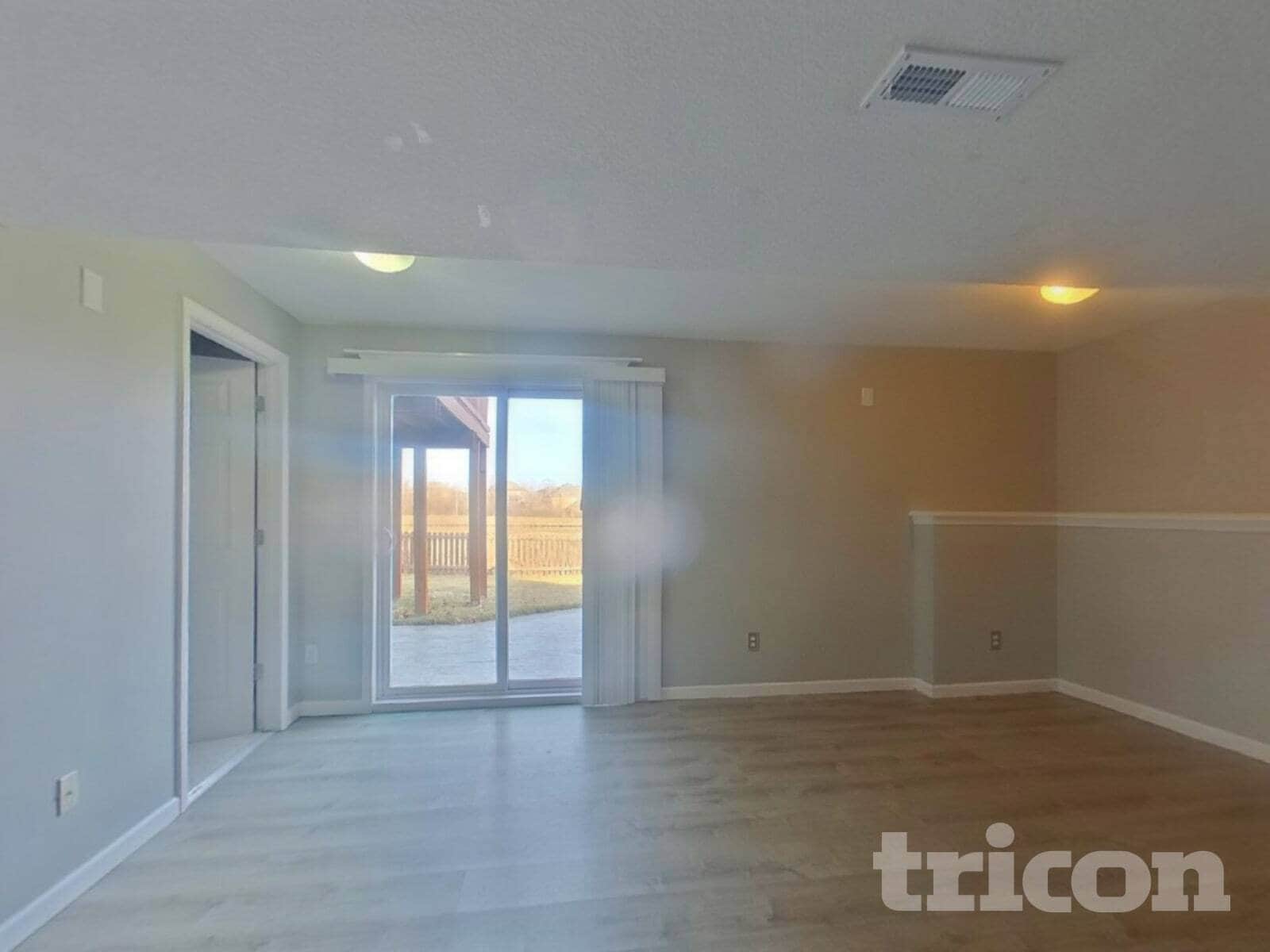 Building Photo - 10201 N Lewis Ave