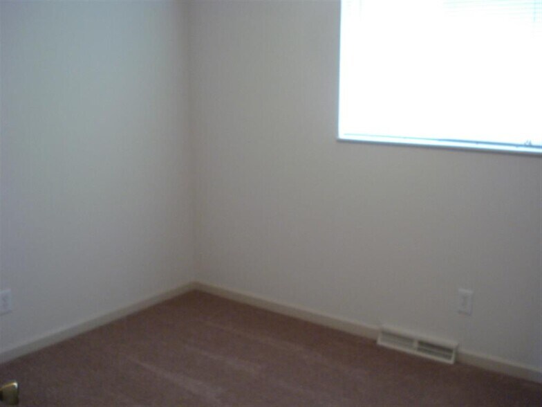 Building Photo - 1955 S Reynolds Rd