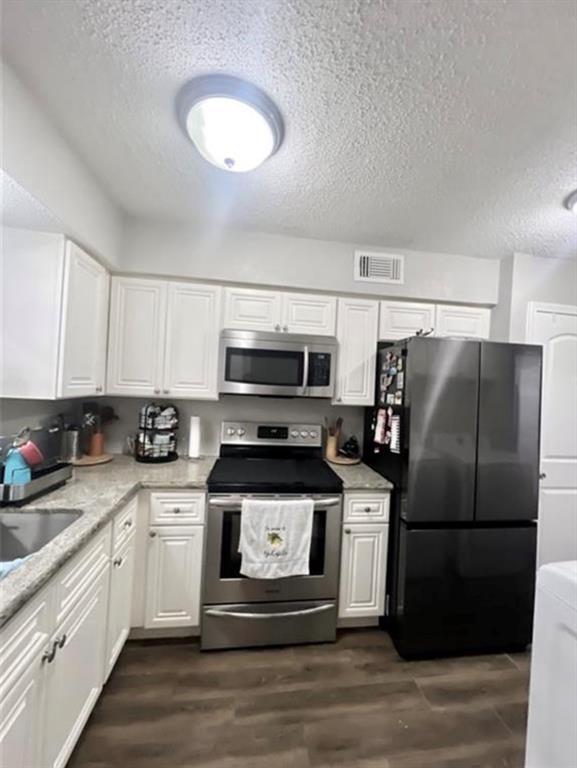 Building Photo - 2112 Greenbriar Colony Dr