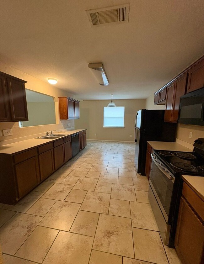 Building Photo - AVAILABLE NOW!!