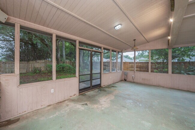 Building Photo - 713 Gibbs Ave