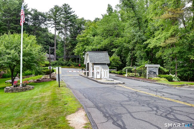 Building Photo - 2 Stonington Ct