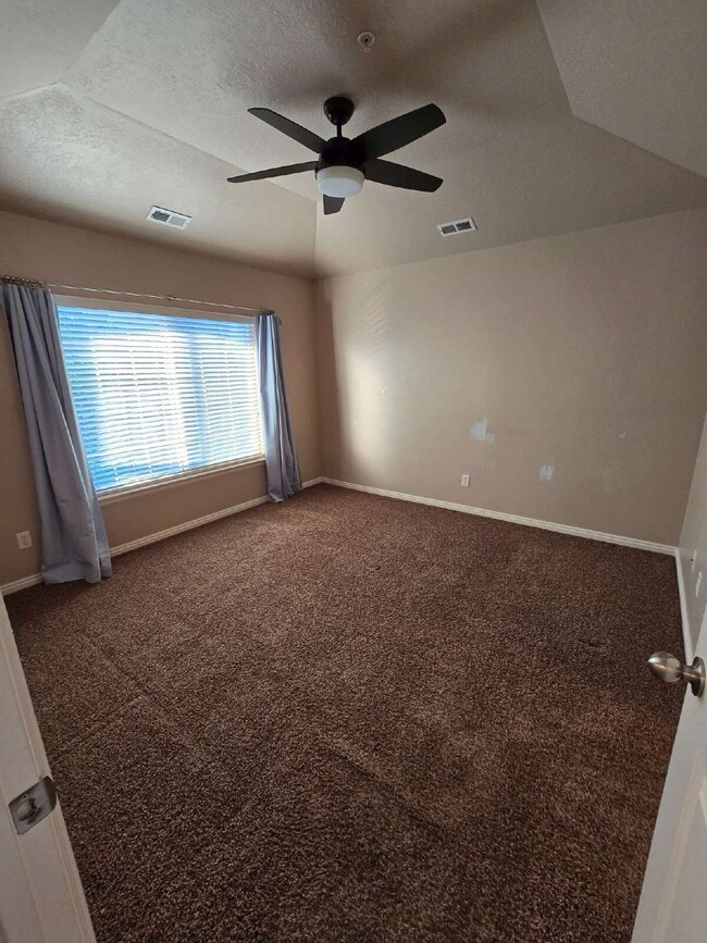 Building Photo - Centrally Located Condo with Garage!