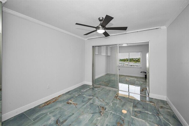 Building Photo - 100 Bluff View Dr