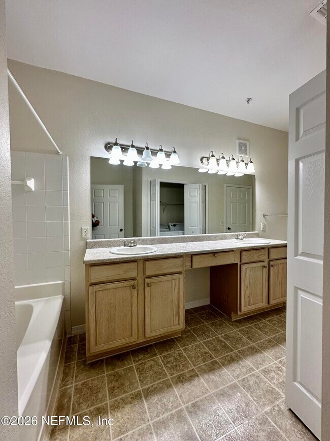 Building Photo - 7800 Point Meadows Dr