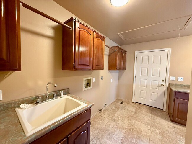 Building Photo - Custom home on 3 acres in Williamson Valley