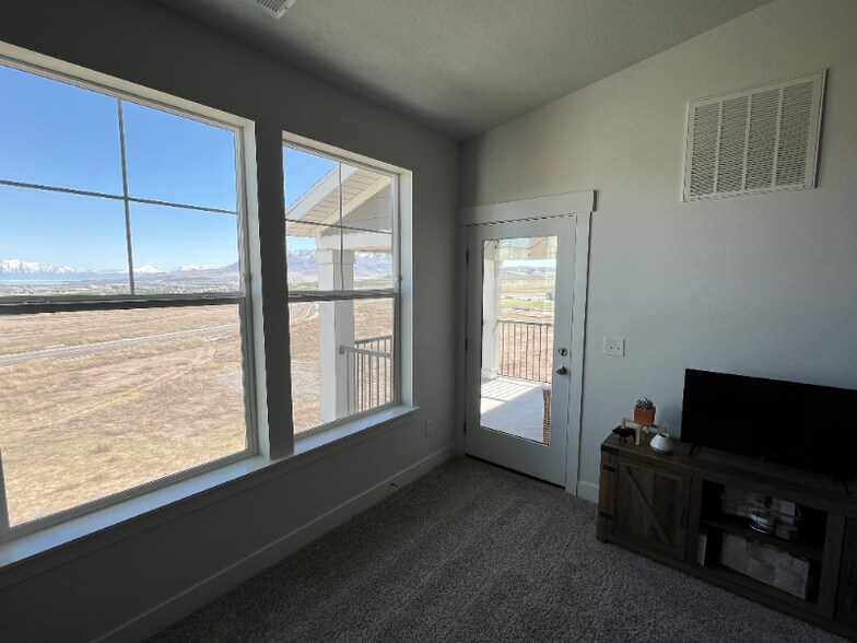 Building Photo - 927 W Coral Charm Wy