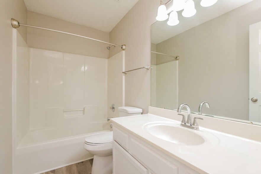 Building Photo - 3000 Parkland Dr