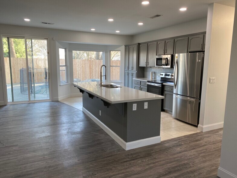 Renovated kitchen - 1134 Pine Ct