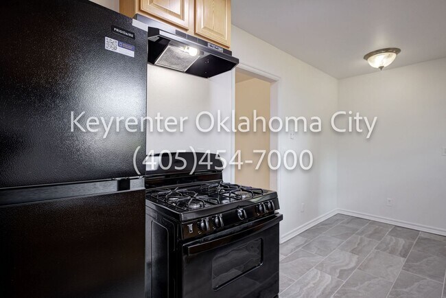 Building Photo - 1520 Rowena Ln