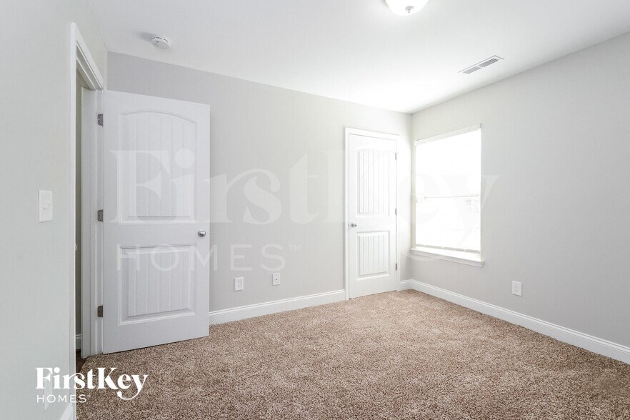 Building Photo - 460 River Crest Dr N