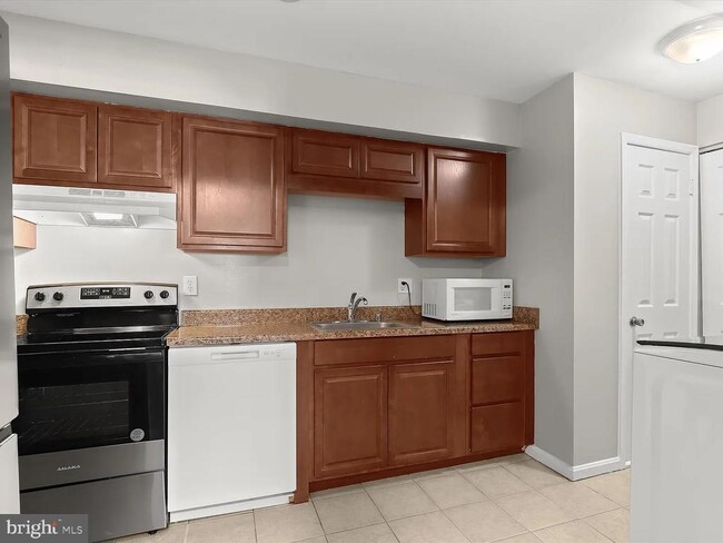 Building Photo - 9075 N Laurel Rd