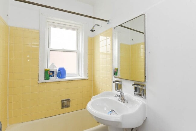 Building Photo - 3902 W Argyle St