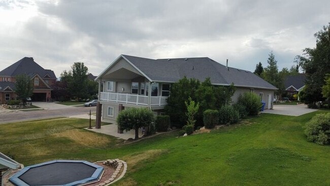 Building Photo - 5 bdrm 3bth Home 3 Car Garage Some utilities included