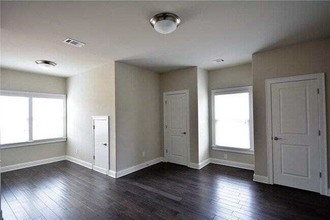 Building Photo - 7200 Grandview Overlook