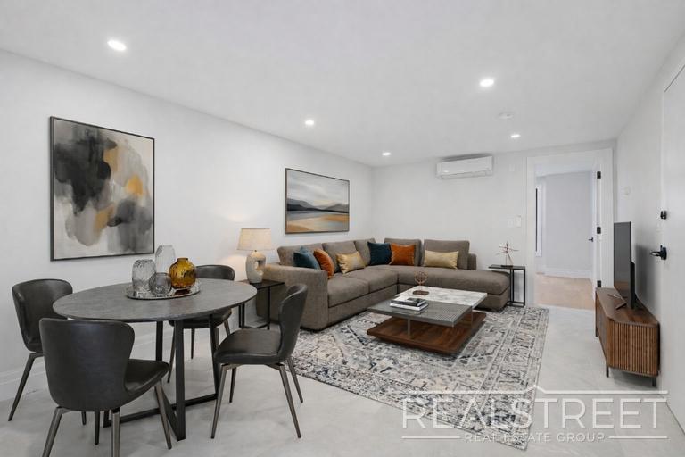 Building Photo - Stunning Spacious 2 Bed Garden Apt!