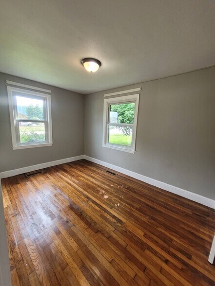 Building Photo - 401 Amber St