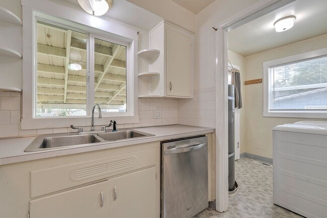 Building Photo - 2 bed 1 bath home in the heart of downtown Forest Grove