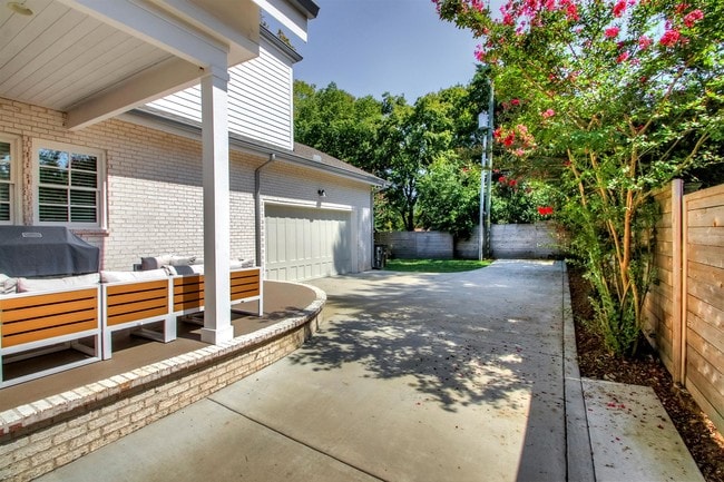 Building Photo - 4004 Lealand Ln