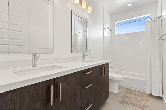 Building Photo - 4533 E Devonshire Ave