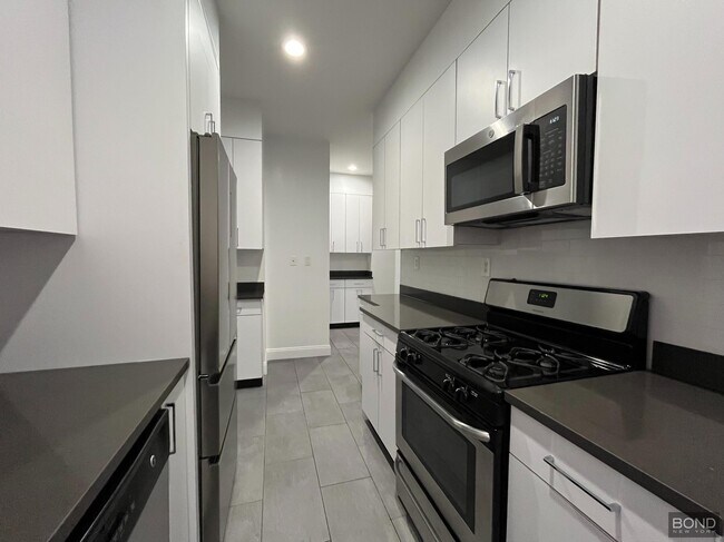 Building Photo - 200 W 58th St