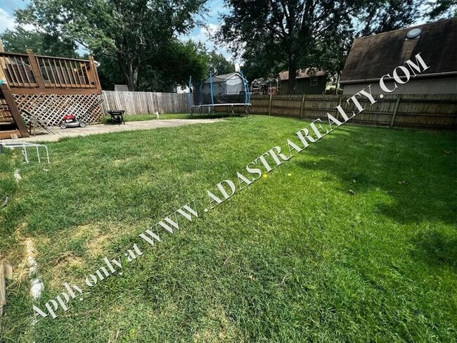 Building Photo - Beautiful 3 Bed/2 Bath Split-Level in Lee'...