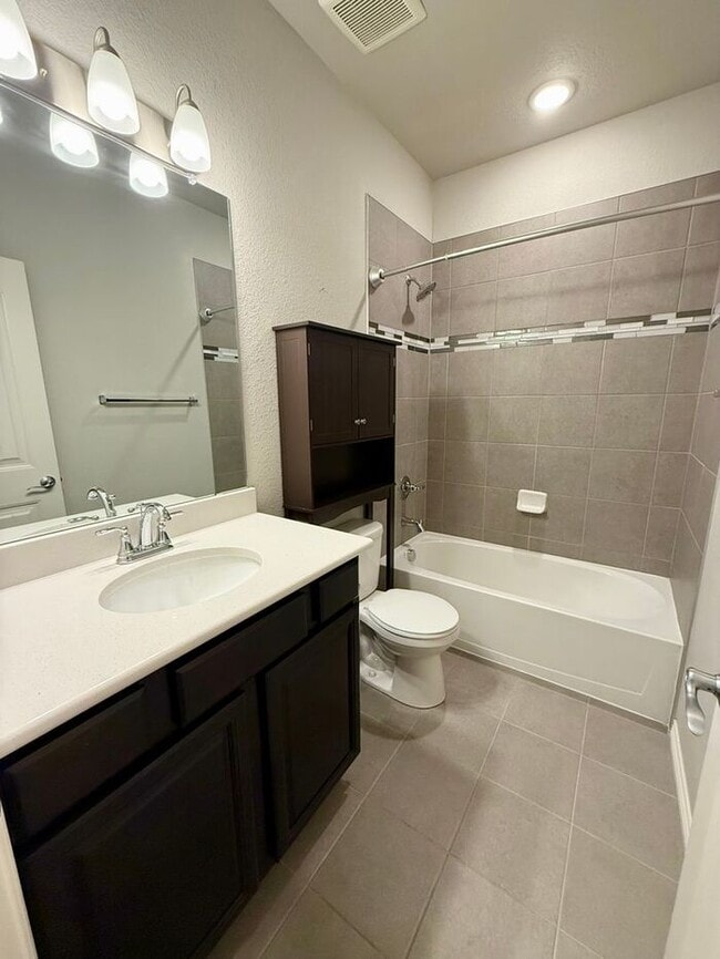 Building Photo - Beautiful 3 bed/ 2.5 bath Townhome in Berthoud