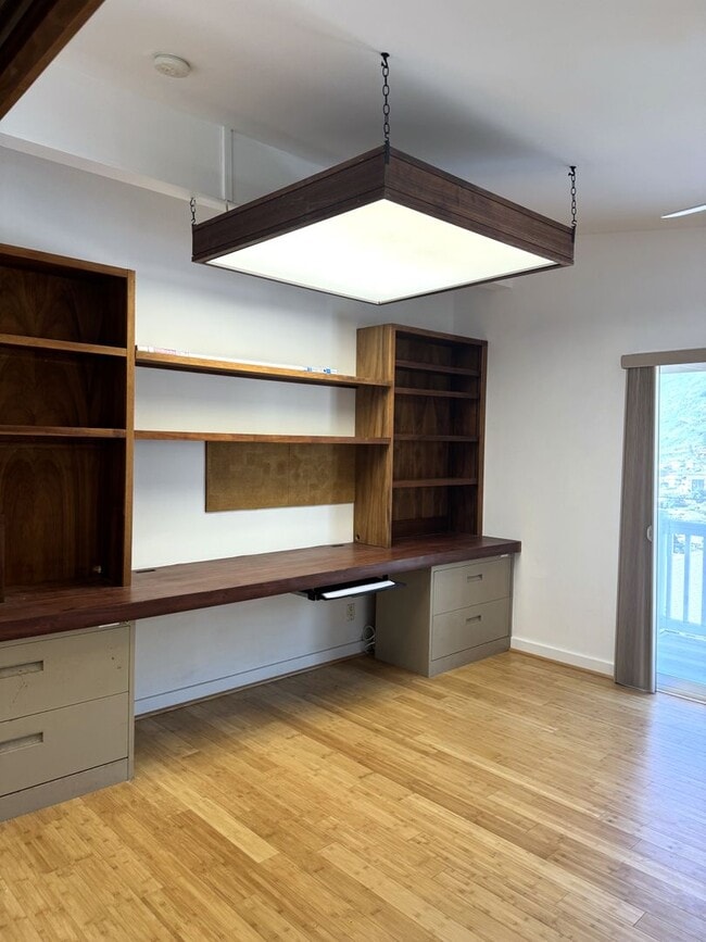 Building Photo - Aina Haina - Renovated 4 bedroom, 2 bath single family home