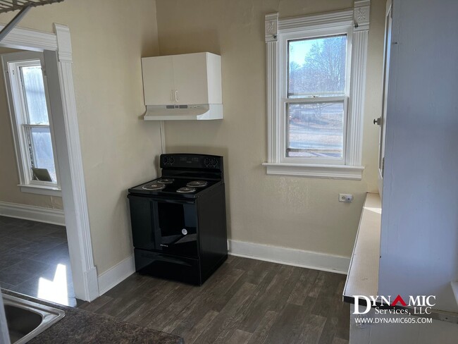Building Photo - Remodeled 3 Bed / 1 Bath Remodeled Queen Anne Duplex – Downtown Sioux Falls