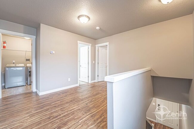 Building Photo - 5609 NE 74th Ct