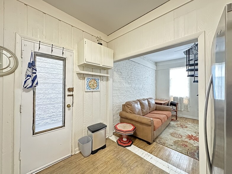 Building Photo - 2141 W Webster Ave