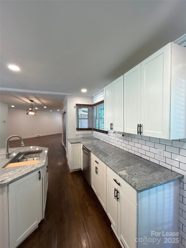 Building Photo - 5933 Crestwood Dr