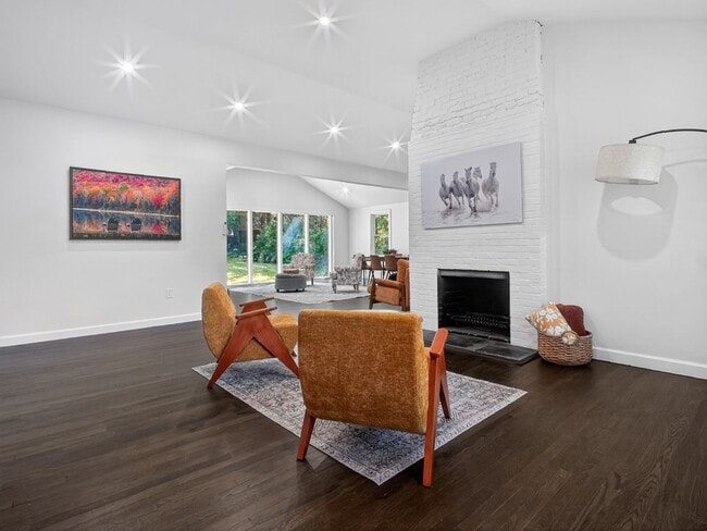 Building Photo - 1 Month Free | Luxury 3BR Home in Prospect Hill