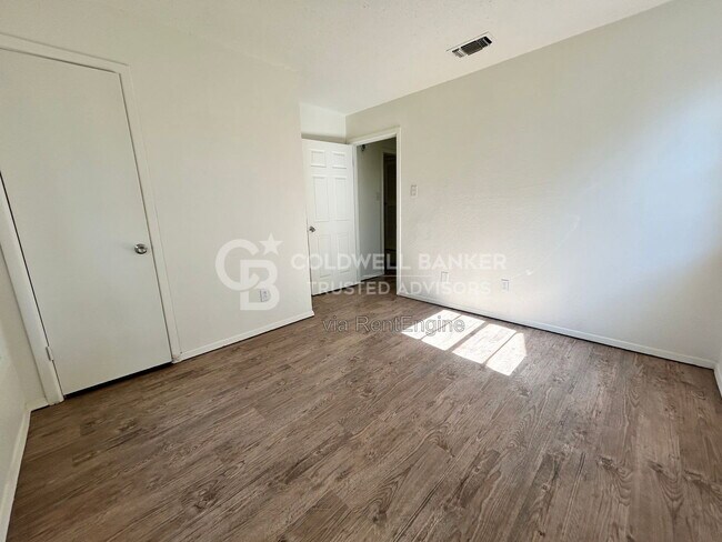Building Photo - 5712 2nd Pl