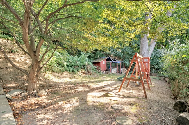 Building Photo - 18 Vose St