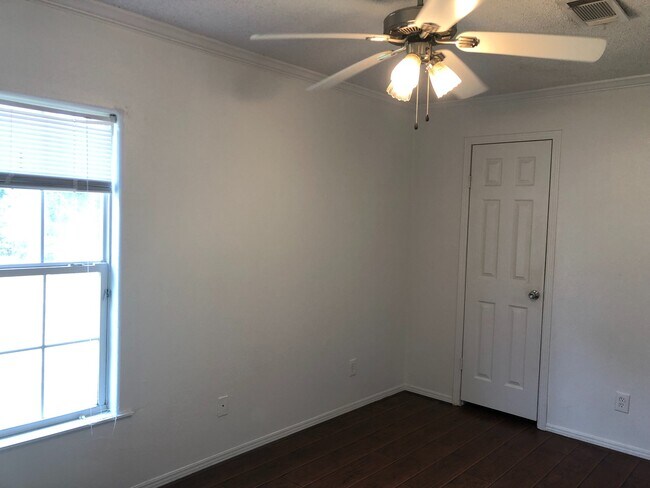 Building Photo - 155 Varsity Dr