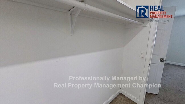 Building Photo - Beautiful Upper Level Condo with Convenien...