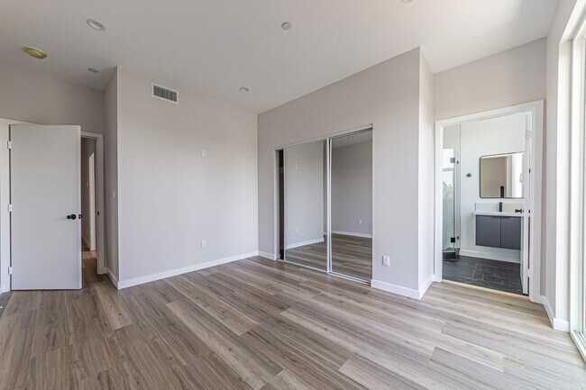 Building Photo - Stunning New 4-Bedroom Townhome with Priva...