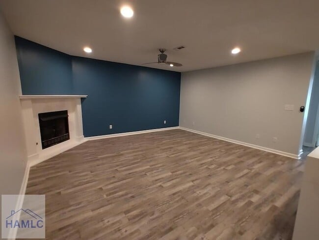 Building Photo - 306 N Main St