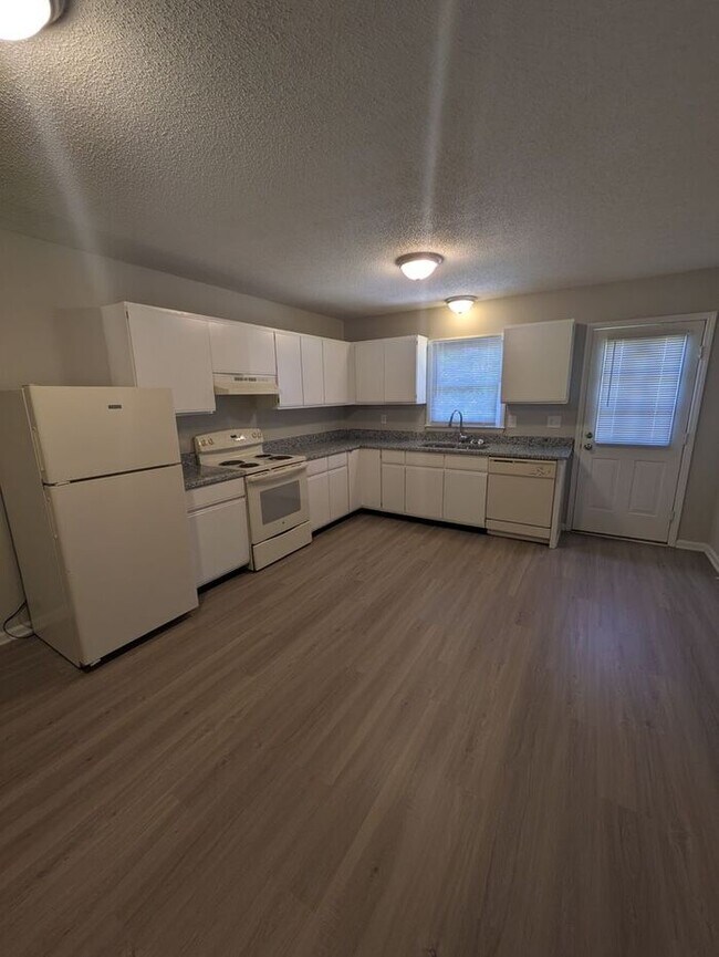 Building Photo - 2BD/1B End Unit at Northtowne Heights