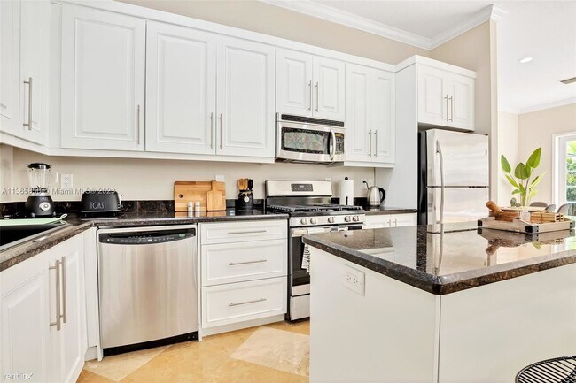 Building Photo - 3 br, 2.5 bath House - 1380 NE 24th St # 1380