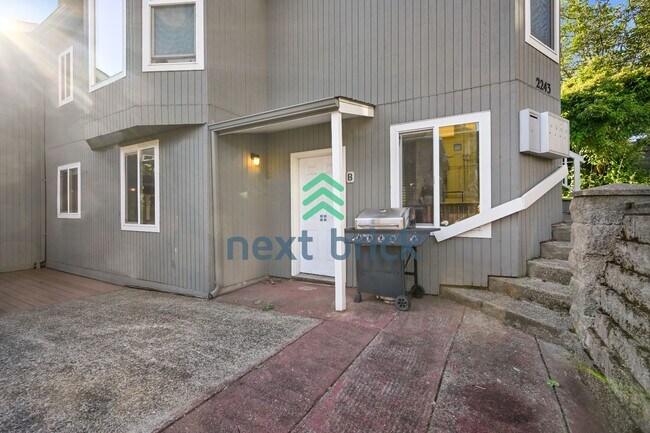 Building Photo - "Charming 2-Bed Retreat in Seattle's Heart – Cozy 840 Sq Ft Haven on 14th Ave West!"