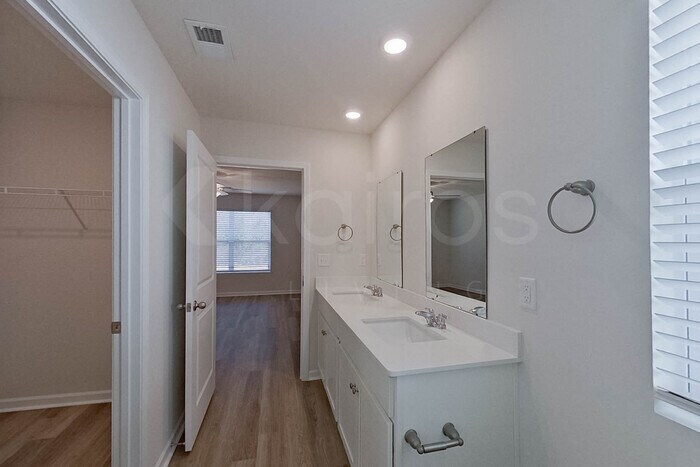 Building Photo - 116 Overstreet Way