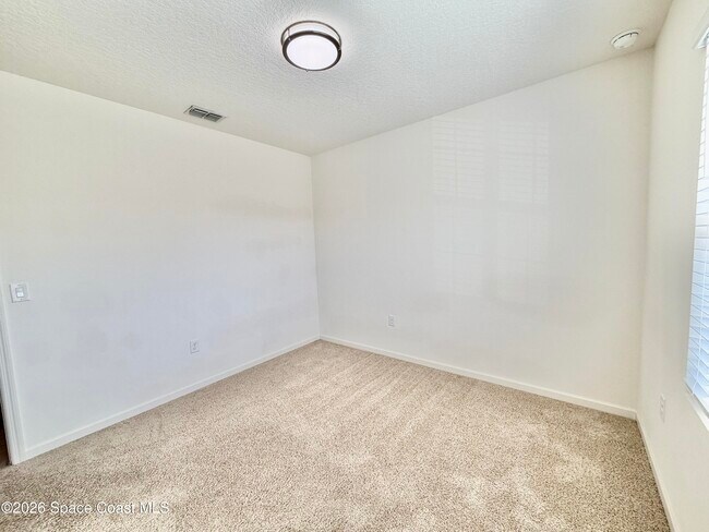 Building Photo - 388 Coyote Dr