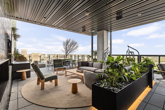 Building Photo - 610 Davis St